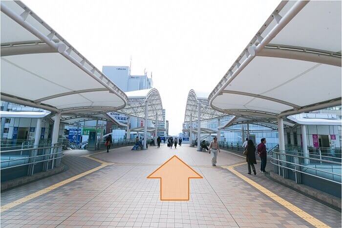 川越駅西口のデッキを進み、突き当たりを右方向へ