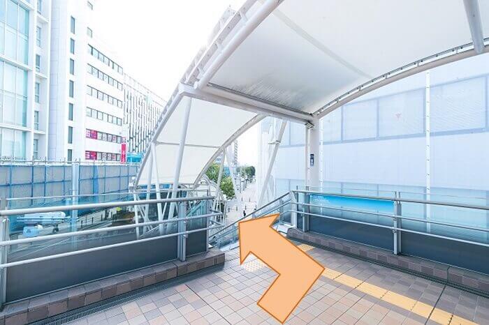 左側の階段（市立川越高校方面）を下ります