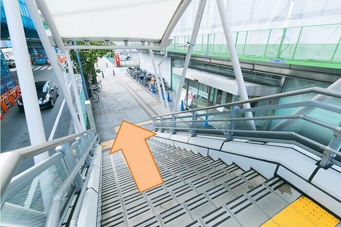 階段を下りたら道なりに進みます